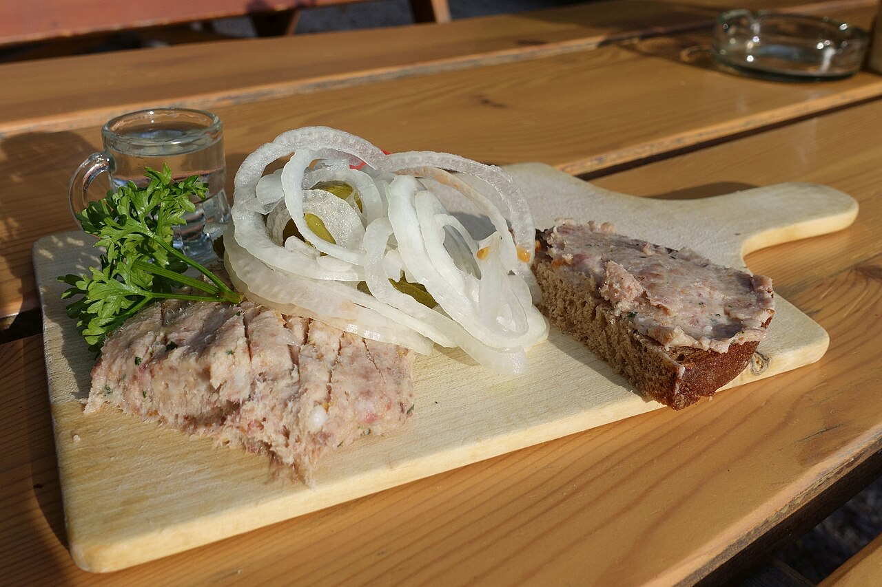 Verhackert auf Brot