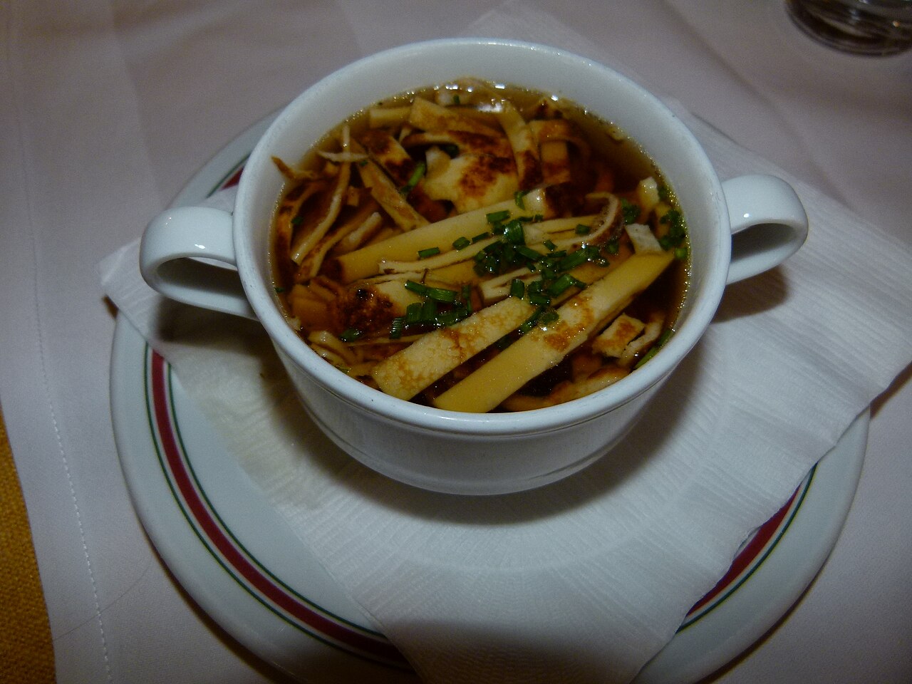 Rindsuppe mit Fritattenstreifen